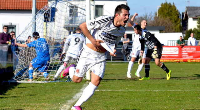 Gökhan Arslan jubelte in Stadl-Paura nicht nur über sein Tor, sondern auch über den erneuten Sprung an die Spitze. | Foto: Waage