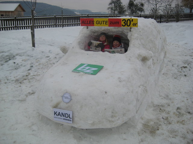 Aus Eis und Schnee fertigte Familie Aichinger ihren persönlichen Opel an.