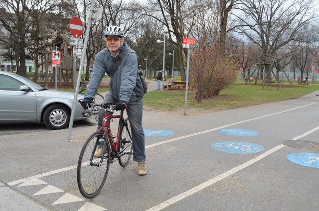 Bitte warten: Dieser Radfahrer muss für den Querverkehr abbremsen.