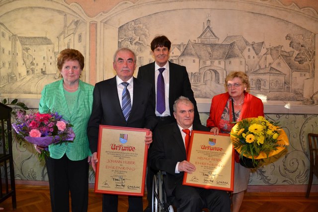 Bürgermesiter Franz Angerer (Mitte) mit den Neo-Ehrenringträgern Johann Huber ( 2. v. l.) und Helmut Peter. | Foto: Stadtgemeinde