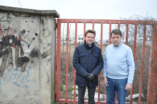 Liesinger FPÖ-Klubobmann Roman Schmid und Anrainer Alfred Petters vor dem geplanten Schrottplatz.