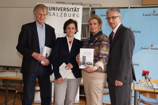 Das Buch "Abgestempelt und ausgeliefert" präsentierten Robert Hoffmann, Christina Kubek, Ingrid Bauer und Walter Steidl.