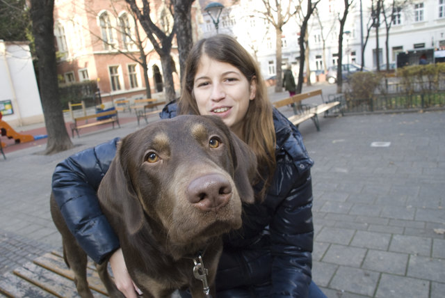 Kathrina mit Labrador Dimple am St.-Elisabeth-Platz – mit Kotsackerl.