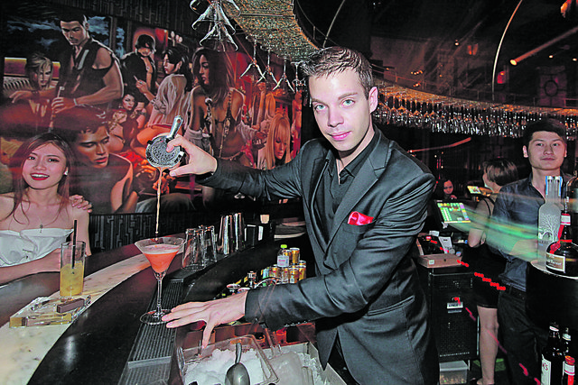 Helmut Rössler aus Zell am See hinter „seiner“ Bar in Chinas „Best Club of the Year“.