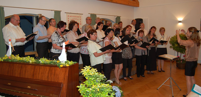 Eveline Gruber mit dem Weinlandchor. | Foto: Foto: privat