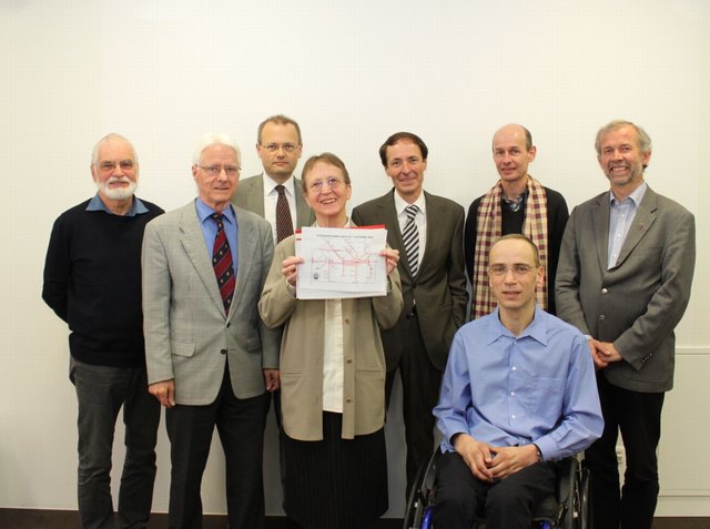 von links nach rechts: Alois Dunzinger, Heinrich Höbarth, Robert Mayr, Sr. Gisela Radinger, Robert Struger, Reinhold Felhofer (vorne), Alois Hain und Univ.-Prof Michael Rosenberger setzen sich gemeinsam für die Mühlkreisbahn ein. | Foto: Diözese Linz