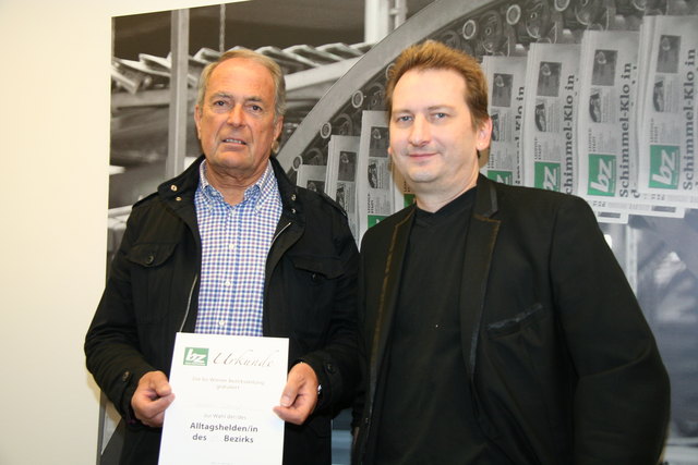 Bezirksheld Herbert Schreyl, Obmann des Geselligkeitsvereins "D’nassen Füass", mit bz-Redakteur Karl Pufler (r.).