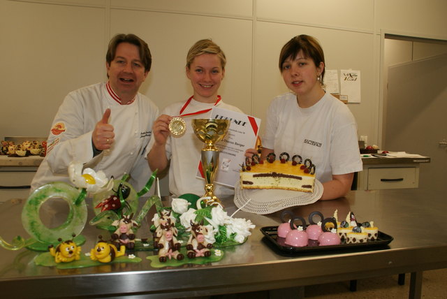 Johannes Bachhalm mit Lehrling Marie Theres Berger und Lehrlings-Trainerin Marianne Haider.