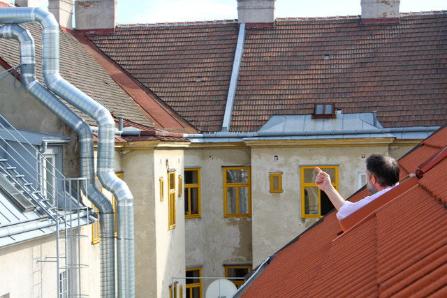 Verärgert: Herr M. zeigt vom Dachboden aus die Lüftungsanlage. Diese scheint nicht ausreichend zu wirken.