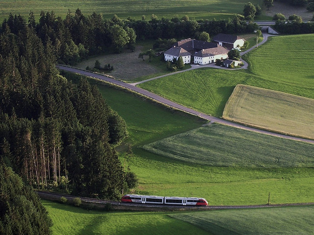 Mühlkreisbahn in Fahrt aus der Vogelperspektive. | Foto: Lukas Ornezeder