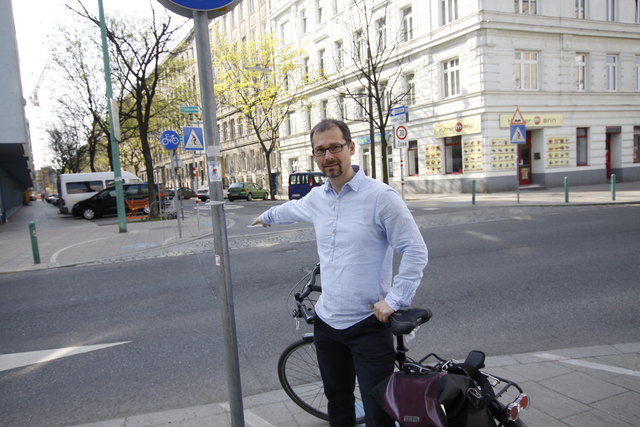 Eine Mittelinsel soll hier für Sicherheit sorgen, freut sich SP-Bezirksrat Armin Hanschitz.