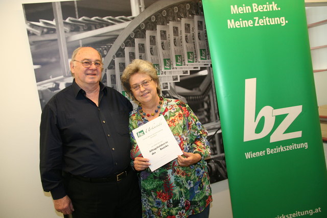 Auf den Spuren der Favoritner Geschichte: Bezirksheldin Berta Wenzel mit ihrem Mann Helmut.