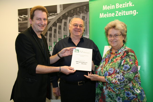 Gratulation: Berta Wenzel mit ihrem Mann Helmut nimmt die Auszeichnung von Redakteur Karl Pufler (v.r.) entgegen.