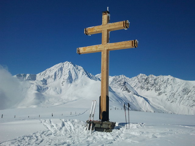 Das neu errichtete Gipfelkreuz am Rangger Köpfl war zum Saisonschluss Treffpunkt für viele Tourengeher. | Foto: Maringer