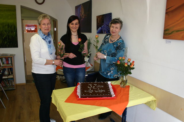 Frau Zrim und Frau Kien feiern mit dem Lebi-Laden Geburtstag – in ihrer Mitte: Jacqueline Fall, die neue Verkaufsleiterin.