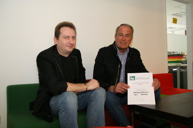 Bezirksheld Herbert Schreyl, Obmann des Geselligkeitsvereins "D’nassn Füass", mit bz-Redakteur Karl Pufler (l.).