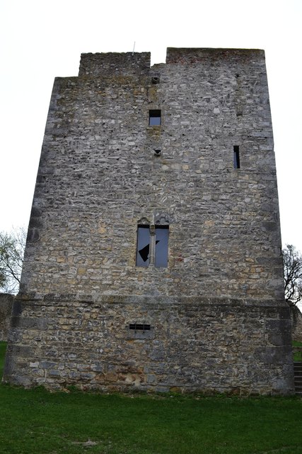 Ein Fenster in ca. 5 m Höhe wurde mutwillig eingeschossen. Was ist der Grund für solche Taten?