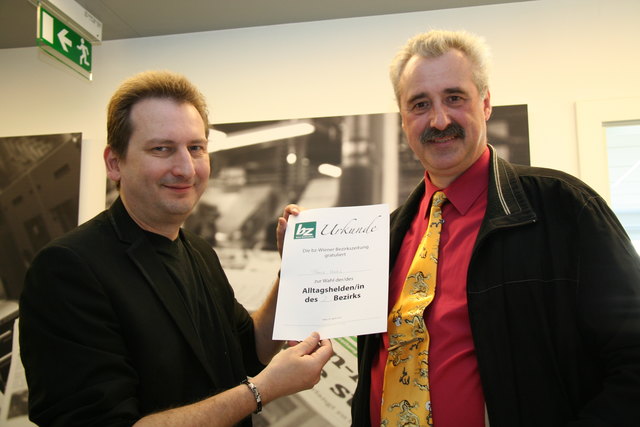Eine Urkunde für den Bezirkshelden Franz Haas, überreicht von bz-Redakteur Karl Pufler (l.).