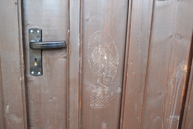 Werkstatt-Tür 2: Dies beweist ein Schuhabdruck an der Außenseite.