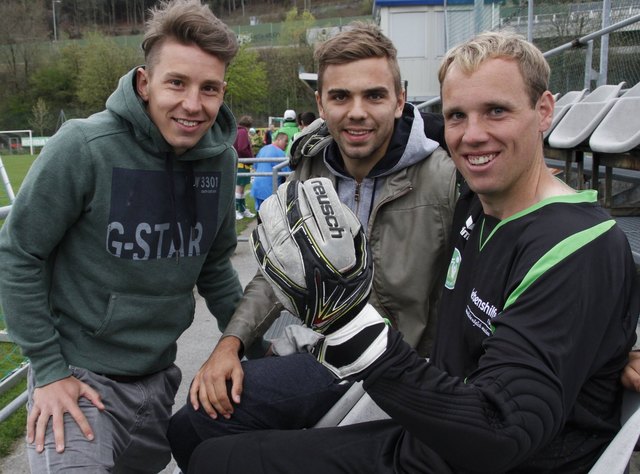 „Marcel trainiert jeden Tag – fast fleißiger als wir“, loben Wackerspieler Christoph Wernitznig und Lukas Hinterseer den Nachwuchs. Lebenshilfe Tormann Marcel zeigt stolz seine echten WACKER-Handschuhe.