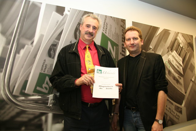 Eine Urkunde für den Bezirkhelden Franz Haas, überreicht von bz-Redatkeur Karl Pufler (r.).
