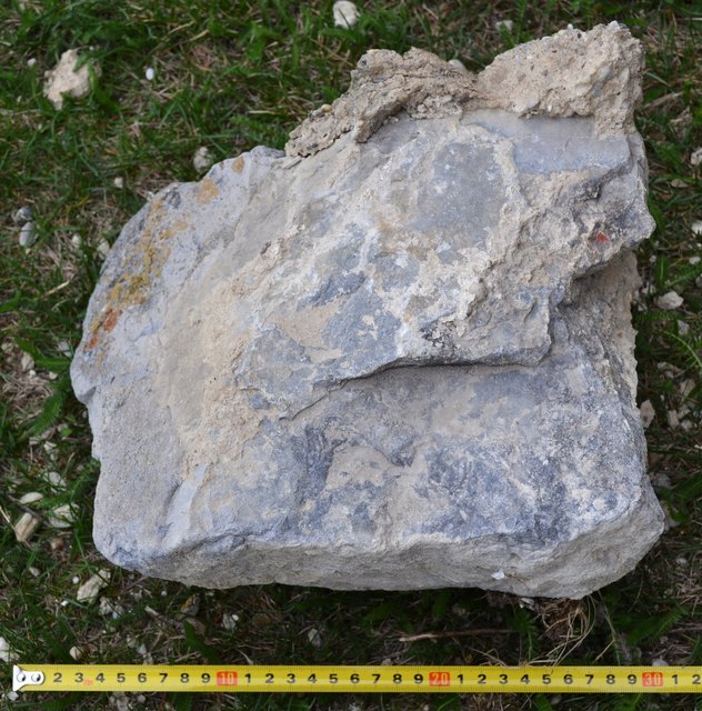 Die herabgefallenen Steinbrocken sind bis zu 30 cm groß und wiegen bis zu über 20 kg.