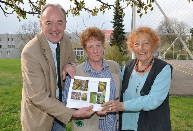 Als Dankeschön für die aufopfernde Pflege der Pflanze seit rund vier Jahren überreichten STR Leopold Lindebner und Gudrun Foelsche (r.) Karin Jalits ein Eichkogel-Buch. Aufgeschlagen ist auf unserem Bild natürlich die entsprechende Seite mit dem blühenden Hornköpfchen!