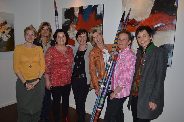 Von links: Sabine Baumgartner (Kunsttherapeutin), Eva Schimak (Unternehmensberatung), Bezirksvorsitzende Claudia Polz, Burgi Steininger (Künstlerin Wdg), Christine Dörfel (Galeristin), Romana Hörzing (Künstlerin u. Unternehmerin), Susanne Frühwirt (Bezirksvorsitzende-Stv.) mit den bemalten Schneestangen um den Winter zu vertreiben J | Foto: FidW