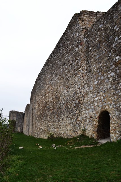 Die Zwingermauer ist mehrere Meter hoch - trotzdem klettert immer wieder jemand verbotener Weise darauf herum. Es ist nicht nur verboten, sondern auch sehr gefährlich.
