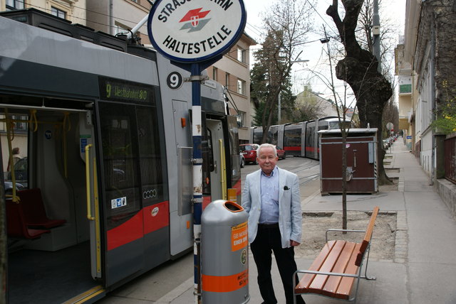 Anrainer Georg Beneska wohnt direkt neben der Endstation der Linie 9 in der Wallrißstraße.