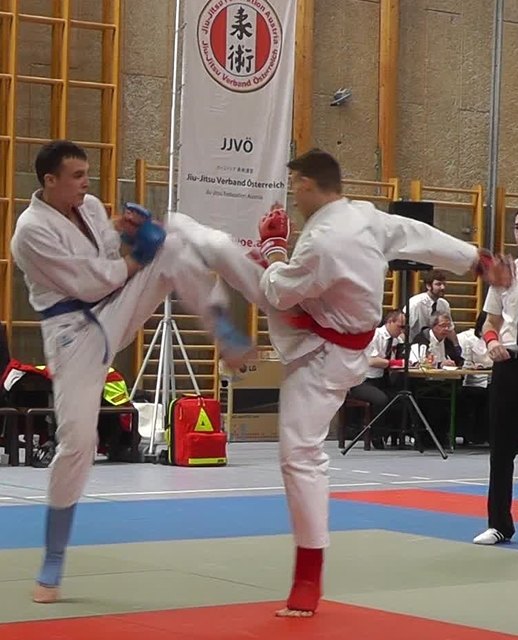 Szene aus einem der Kämpfe zwischen Jakob Beran (links, blau) und Pascal-Felix Nimführ (rechts, rot). Da beide Kämpfer aus dem Jiu Jitsu Verein Ottakring in den gleichen Alters- und Gewichtsklassen starten, mussten sie auch zweimal gegeneinander antreten.