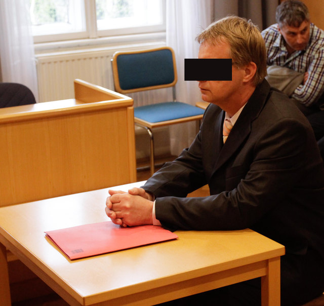 Der Posträuber Franz O. am "Armer Sünder-Bänklein" im Landesgericht. | Foto: Sascha Trimmel