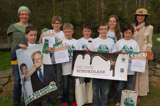 Die Klimabotschafter aus Seitenstetten mit dem Team von "Plant-For-The-Planet; v.l.: Eva Lobmayr, Simon Gobauer, Simon Kalkhofer, Felix Hirtenlehner, Matthias Leitner, Marinus Lobmayr, Akademieleiterin Juliane Krüger, Clemens Pilz und Marion Spielmann von der "Schule des Lebens". Nicht am Foto: Nadja Deischinger und Josef Penzendorfer.