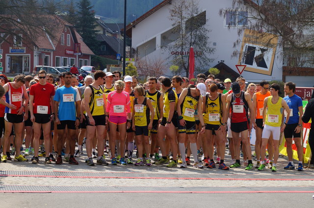 Der Startschuss: Die Hobbyläufer hatten eine Runde (4,7 km), die Hauptläufer zwei Runden (9,4 km) zu bewältigen.