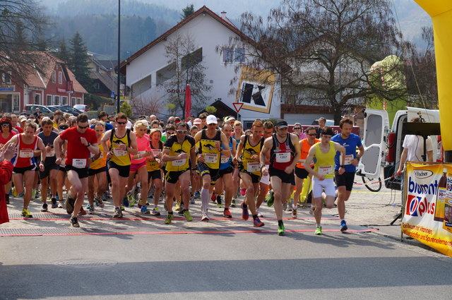 Der Startschuss: Die Hobbyläufer hatten eine Runde (4,7 km), die Hauptläufer zwei Runden (9,4 km) zu bewältigen.