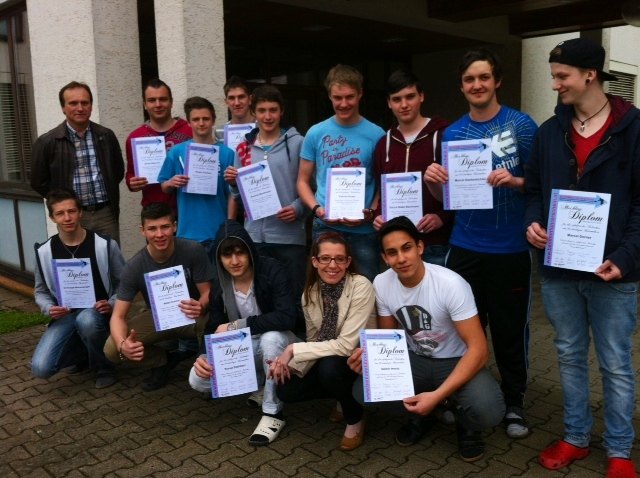 Die Kursteilnehmer mit Leiterin Jasmin Regenye (hockend, 2. v. re.) | Foto: KK