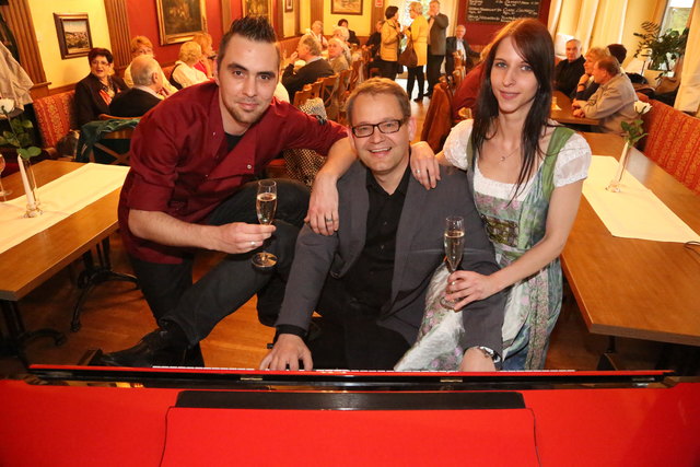 Stefan Bolda (l.) mit seiner Christina Sofikitis und dem Mann am roten Klavier, Hans-Peter Gratz. | Foto: cityfoto.at
