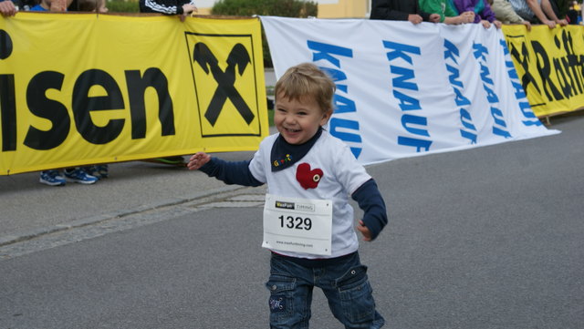 Beim 6. Straßenglerlauf liefen neben ganz jungen Teilnehmern beim Zwergerllauf ...