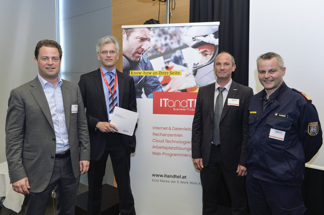 Florian Niedersüß (Kaufmännischer Vorstand E-Werk Wels), David Hofer (LIFEtool), Kurt Leeb (Mea Solar) und Feuerwehrkommandant Franz Humer (v.l.) | Foto: itandtel
