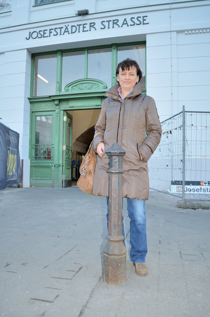 Ottakrings Bezirksvize Eva Weißmann vor der U6-Station, durch die täglich 600 Züge flitzen.