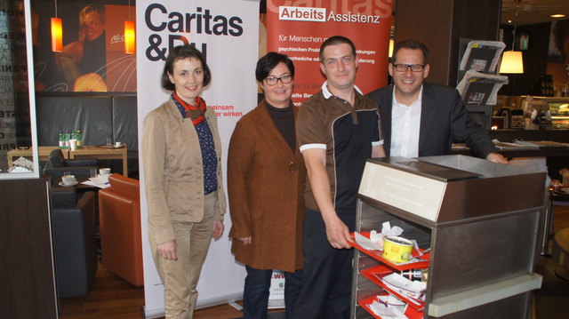 Patricia Auer, Regina Wilhelm (beide Caritas), Matthias Honl und McDonald's Chef Wolfgang Heindl. | Foto: Trinkl