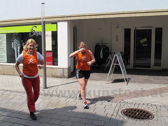 Elisabeth Santigli als Schrittmacherin im Stadtzentrum