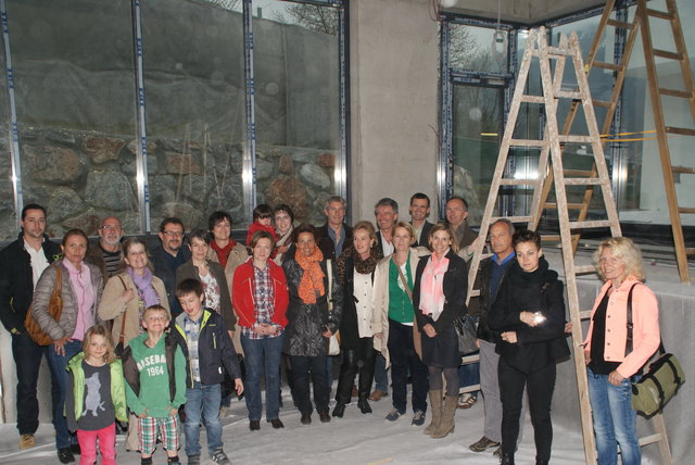 Ärzte und Dienstleistungsanbieter des Ärztezentrums bei der Führung durch das Rehazentrum.