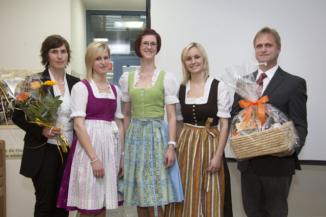 Gabriele und Klaus Fersterer übernahmen von der Projektgruppe die fertigen Produkte.