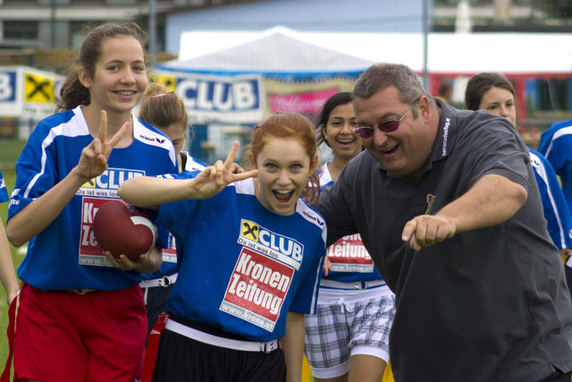 Trainer Heinz Horak (re.) begeistert auch Schülerinnen für Flag-Football. | Foto: Foto: Barracudas