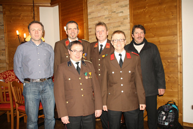 Das neugewählte Kommando der Feuerwehr Kasten mit Amtsleiter Armin Mittermayr (l.) und Bürgermeister Engelbert Pichler (r.) | Foto: Foto: privat