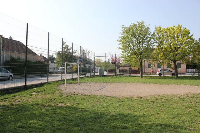 Frei zugänglicher Platz der Stadtgemeinde Traiskirchen neben einem öffentlichen Spielplatz, Ecke Johann Strauß-Straße/Albert Schweitzer-Gasse