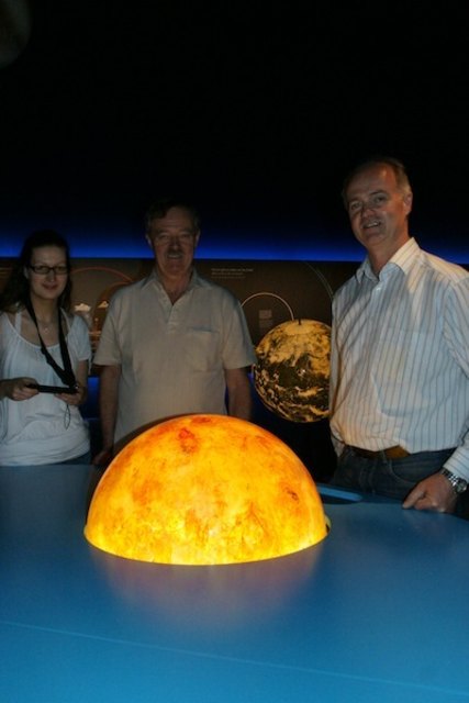 Verena Prinz, Josef und Martin Bruckner vor einem Sonnen-Modell.