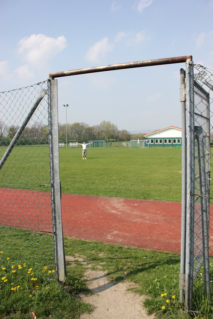 Hier steht den jungen Hobbyfußballern die Tür offen: der gut gepflegte Rasenplatz des Gemeinde Biedermannsdorf