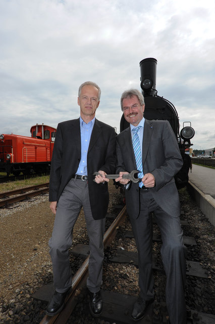 2013 lockt die Waldviertelbahn mit neuen Angeboten. Für Verkehrslandesrat Karl Wilfing und NÖVOG Geschäftsführer Gerhard Stindl bietet die Waldviertelbahn die ideale Gelegenheit, das Waldviertel mit Dampflok, Diesel- oder Triebwagen zu erleben.
(Copyright: NÖVOG)
